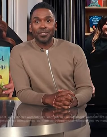Justin's beige knit jacket on E! News