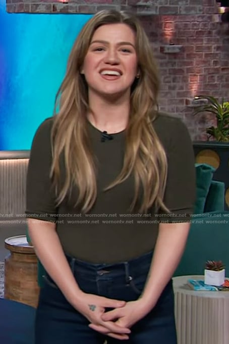 Kelly’s green knit tee on The Kelly Clarkson Show