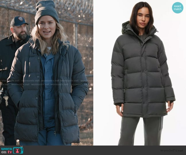 Aritzia The Super Puff The Original Jacket worn by Quinn (Elizabeth Lail) on Elsbeth