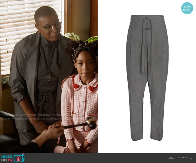 Hen’s grey drawstring pants on 9-1-1