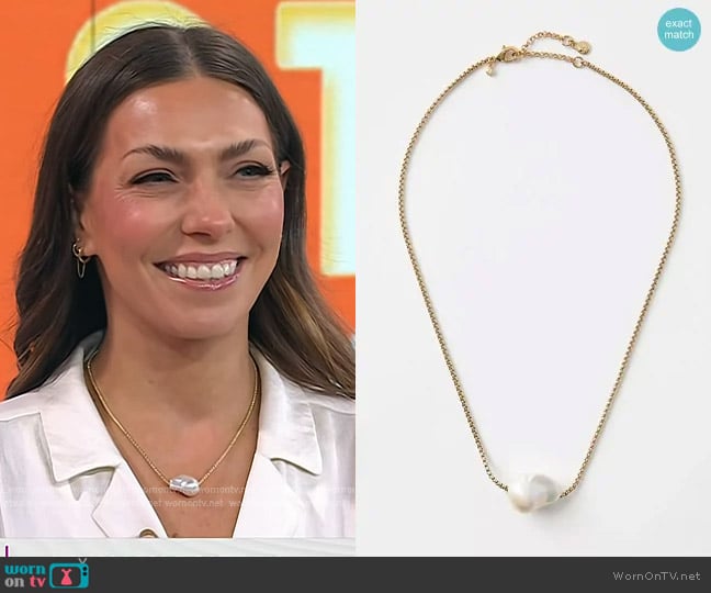 Loft Pearlized Pendant Necklace worn by Melissa Garcia on Today