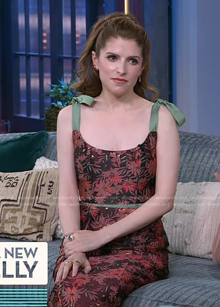 Anna Kendrick’s floral print dredd on The Kelly Clarkson Show