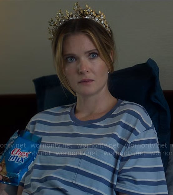 Devon’s blue striped t-shirt and crown on Sirens