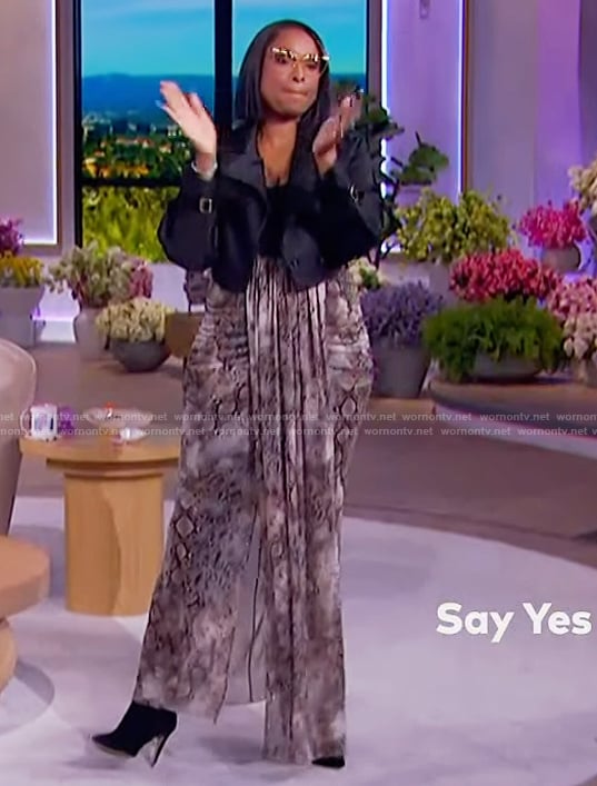 Jennifer's cropped black jacket on The Jennifer Hudson Show