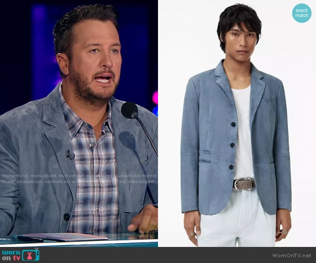 Luke Bryan’s blue suede blazer on American Idol