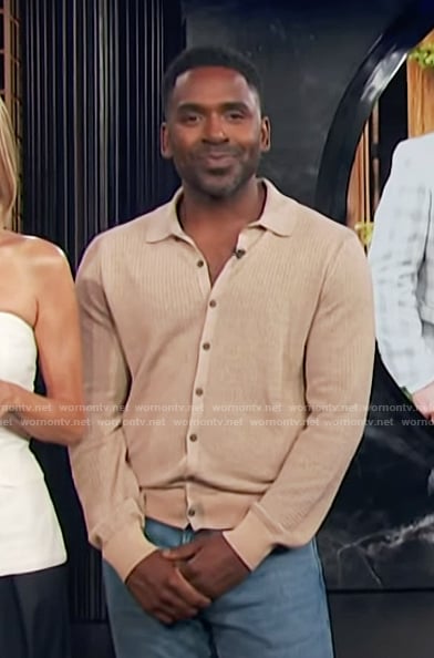 Justin’s beige waffle knit cardigan on E! News