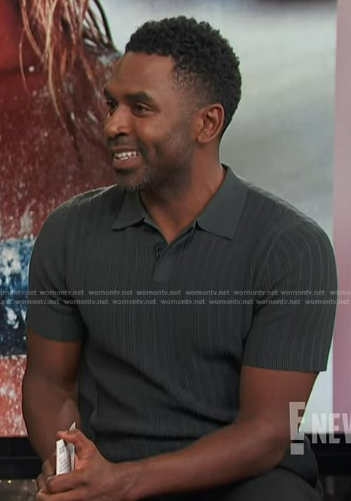 Justin's gray ribbed polo on E! News