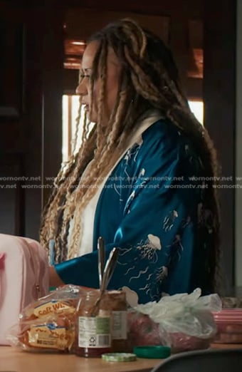 Karen's blue jellyfish print robe on 9-1-1