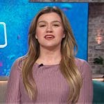 Kelly’s pink ribbed top on The Kelly Clarkson Show