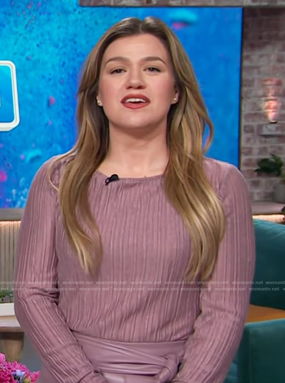 Kelly’s pink ribbed top on The Kelly Clarkson Show