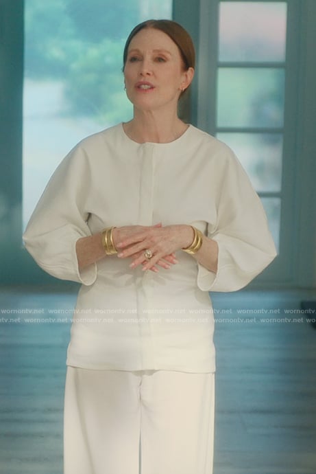 Kiki's white crew neck linen top on Sirens