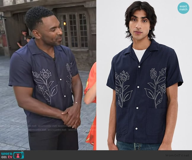 Les Deux Kingsley AOE Shirt worn by Justin Sylvester on E! News
