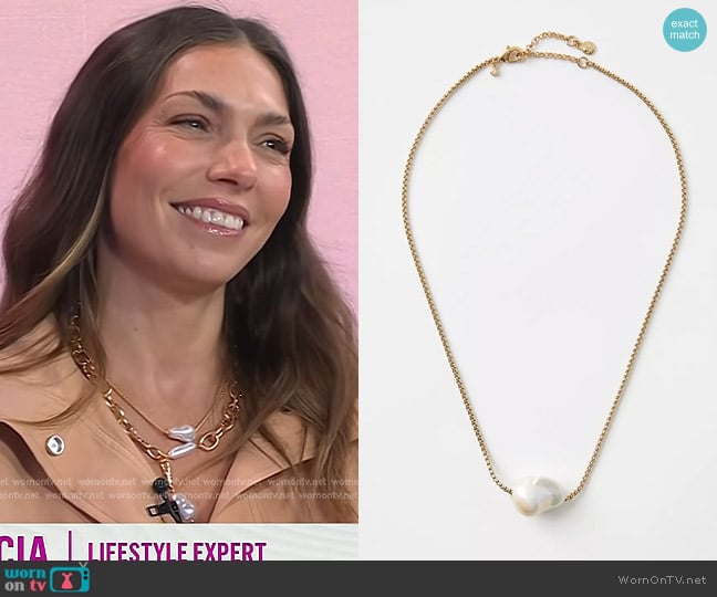 Loft Pearlized Pendant Necklace worn by Melissa Garcia on Today