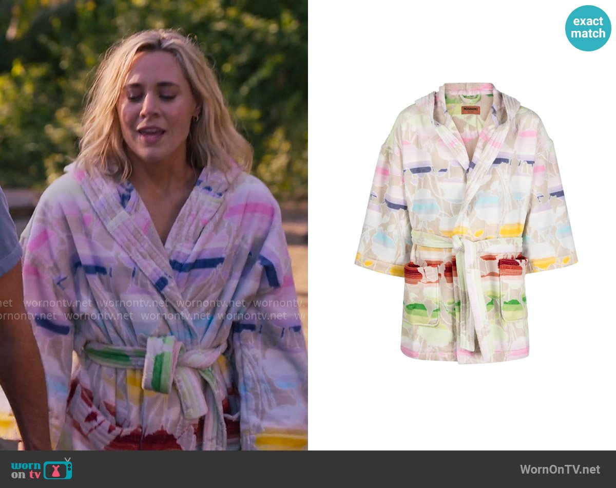 Missoni Graphic Print Short Robe worn by Ginny (Erika Henningsen) on The Four Seasons