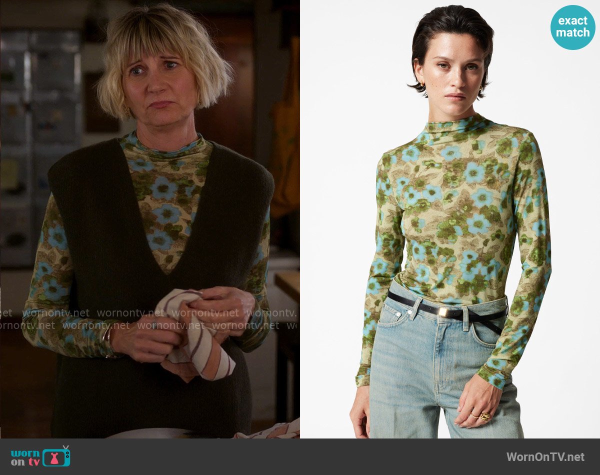 & Other Stories Mock-Neck Top in Green Floral worn by Anne (Kerri Kenney) on The Four Seasons