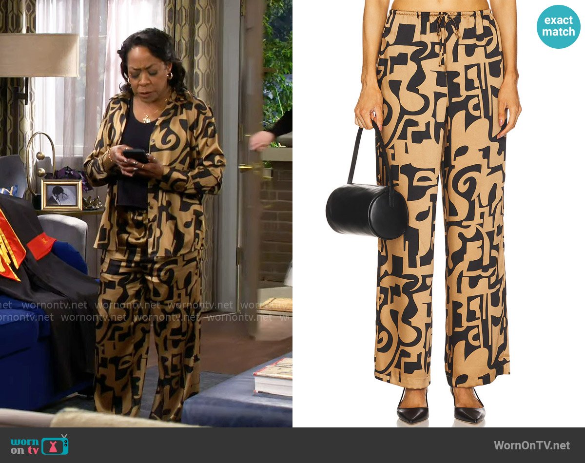 Rails Damani Pant in Santorini Sand worn by Tina Butler (Tichina Arnold) on The Neighborhood