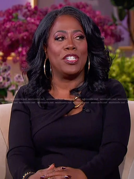 Sheryl Underwood’s black gold ring detail top on The Jennifer Hudson Show