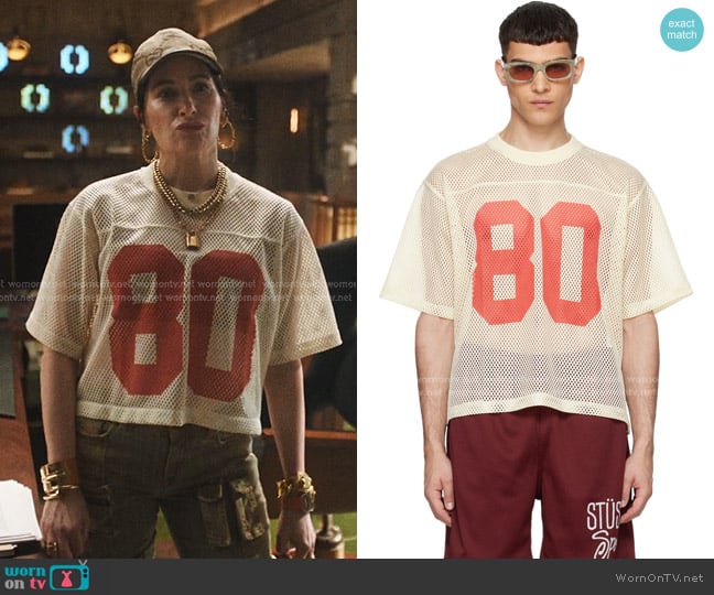 Stussy Team T-Shirt in Off-White worn by Maya Mason (Kathryn Hahn) on The Studio