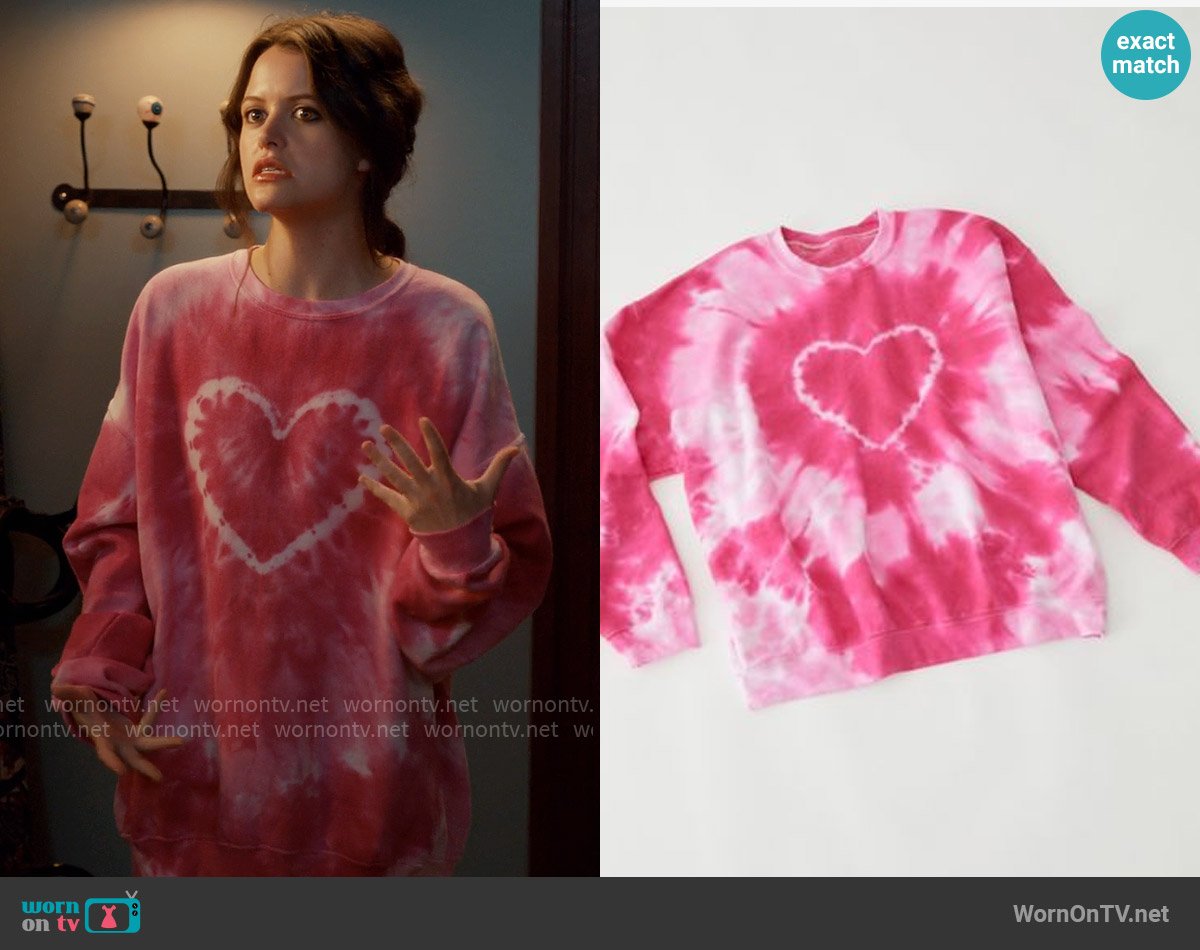 Urban Renewal Heart Tie-Dye Crew Neck Sweatshirt worn by Maxine Baker (Sara Waisglass) on Ginny & Georgia