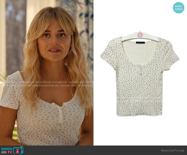 Brandy Melville Zelly Top in Navy Floral worn by Cadence Sinclair Eastman (Emily Alyn Lind) on We Were Liars
