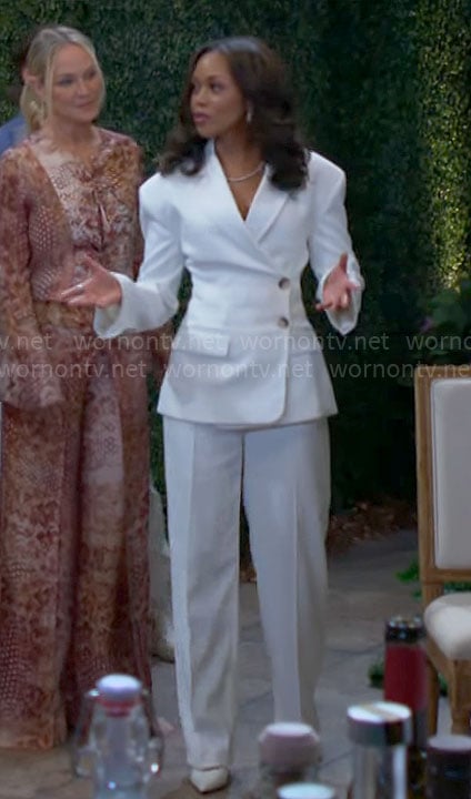 Amanda's white blazer on The Young and the Restless