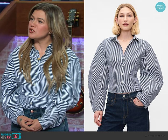 Gap Organic Cotton Poplin Barrel-Sleeve Crop Shirt worn by Kelly Clarkson on The Kelly Clarkson Show