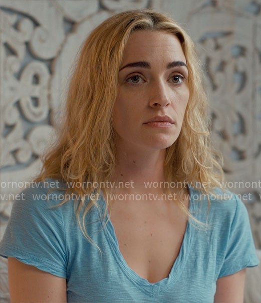 Georgia's blue v-neck t-shirt on Ginny & Georgia