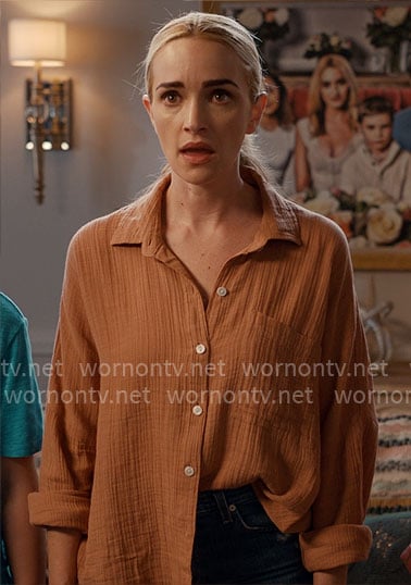 Georgia’s orange cotton gauze shirt on Ginny & Georgia