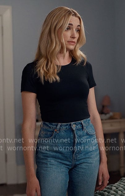 Georgia's black t-shirt and jeans on Ginny & Georgia