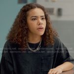 Ginny’s black oversized t-shirt on Ginny & Georgia