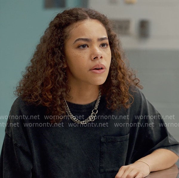 Ginny's black oversized t-shirt on Ginny & Georgia