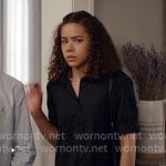Ginny’s black short-sleeve shirt on Ginny & Georgia