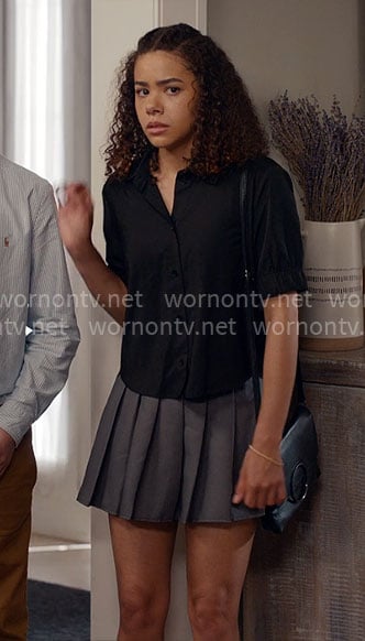 Ginny's black short-sleeve shirt on Ginny & Georgia