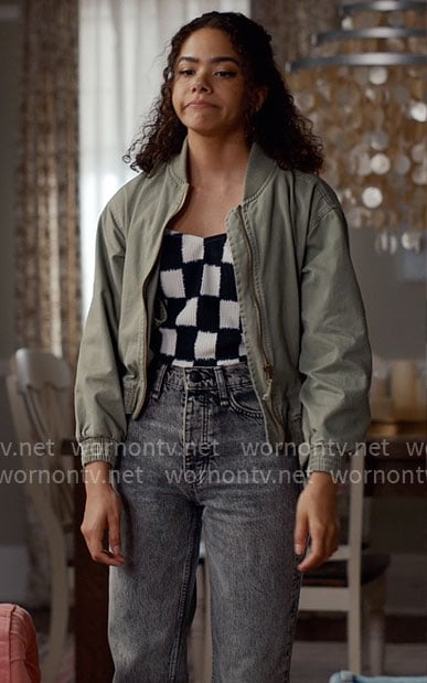 Ginny’s green bomber jacket and acid wash jeans on Ginny & Georgia