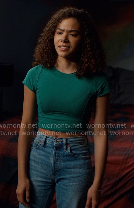 Ginny's green fitted tee on Ginny & Georgia