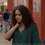 Ginny’s green v-neck t-shirt on Ginny & Georgia