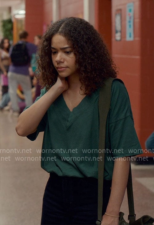 Ginny's green v-neck t-shirt on Ginny & Georgia