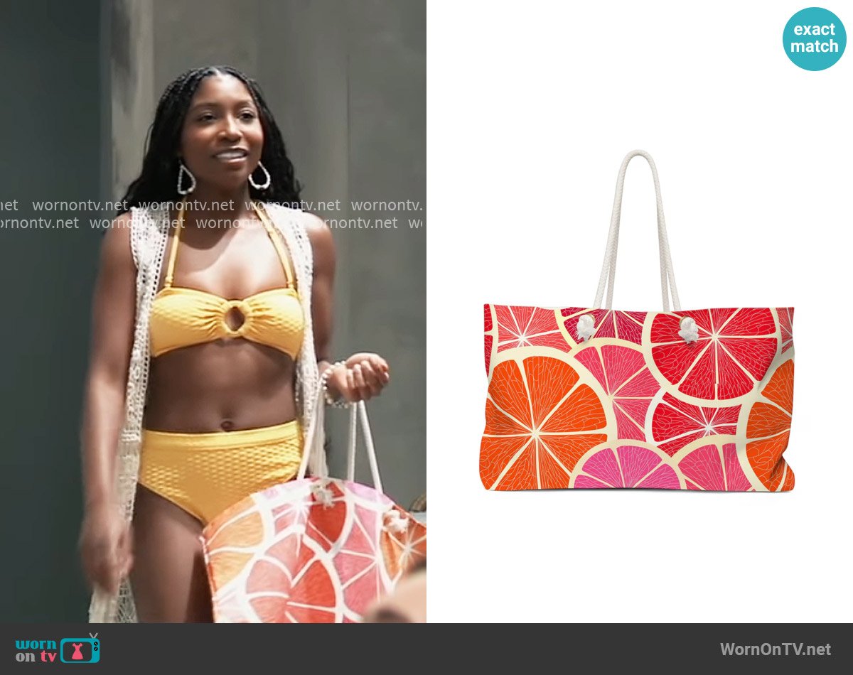 GlendaMaddoxDesign Beach Bag Weekender Tote Grapefruits worn by Trina Robinson (Tabyana Ali) on General Hospital