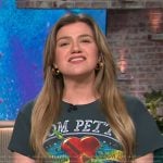 Kelly Clarkson’s Heartbreaker graphic tee on The Kelly Clarkson Show