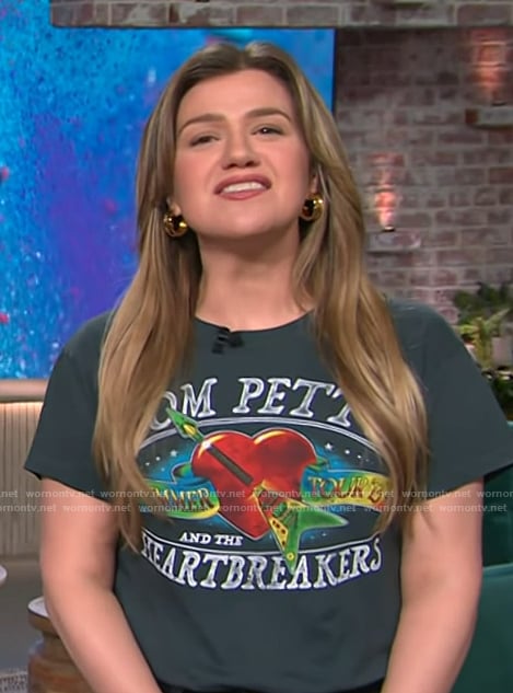Kelly Clarkson's Heartbreaker graphic tee on The Kelly Clarkson Show
