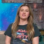 Kelly’s Joan Jett graphic tee on The Kelly Clarkson Show