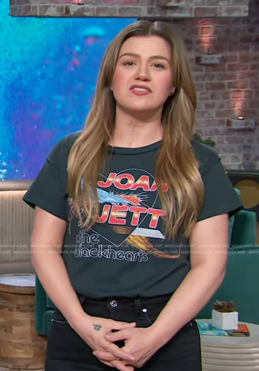 Kelly’s Joan Jett graphic tee on The Kelly Clarkson Show