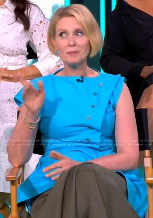 Cynthia Nixon’s blue peplum top and pants on The View