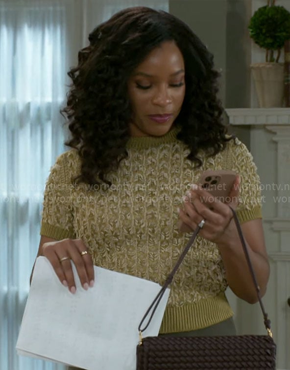 Naomi's textured knit short-sleeve top on Beyond the Gates