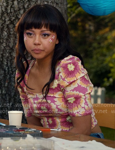 Norah's pink floral top on Ginny & Georgia
