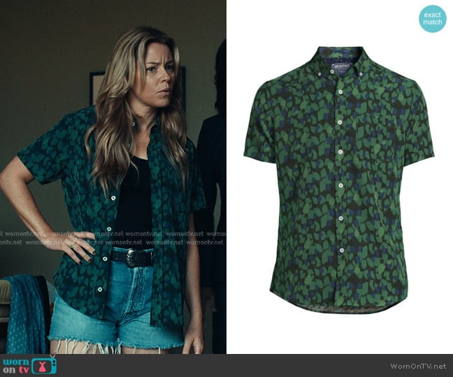 Report Collection Abstract Short Sleeve Linen Oxford Shirt worn by Nicky Macintosh (Elizabeth Banks) on The Better Sister