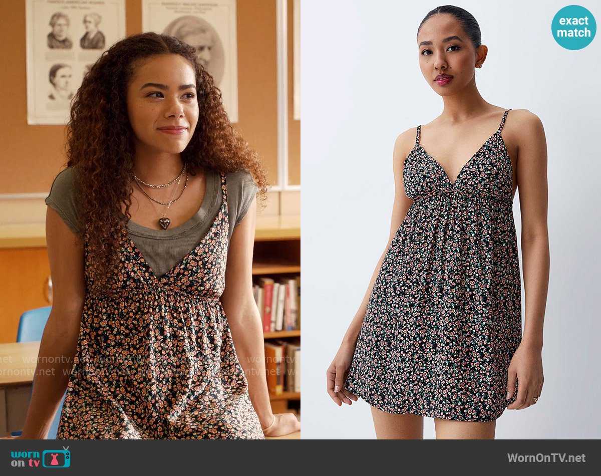 Twik at Simons Floral Print Slip Dress worn by Ginny Miller (Antonia Gentry) on Ginny & Georgia