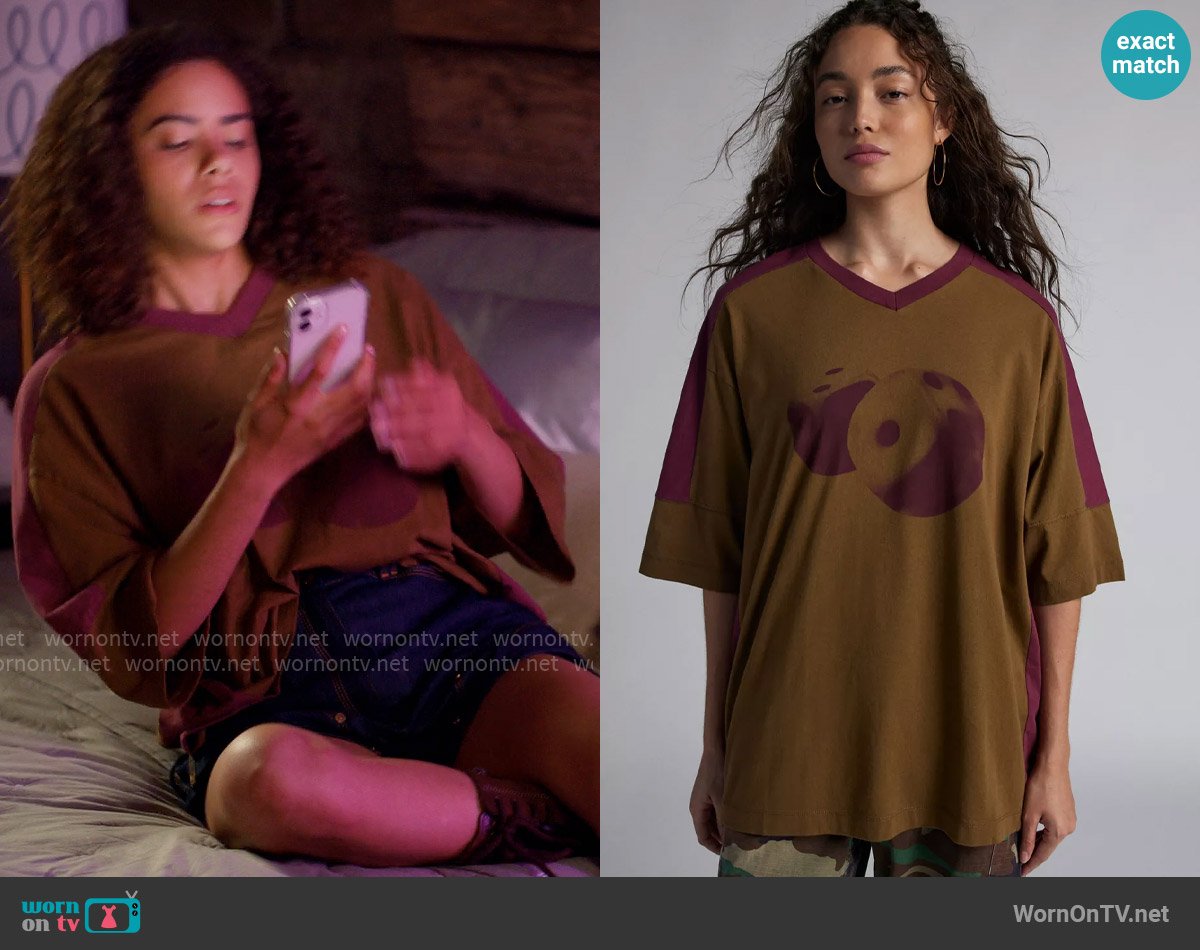 Urban Outfitters Dice Oversized V-Neck Jersey Graphic Tee worn by Ginny Miller (Antonia Gentry) on Ginny & Georgia