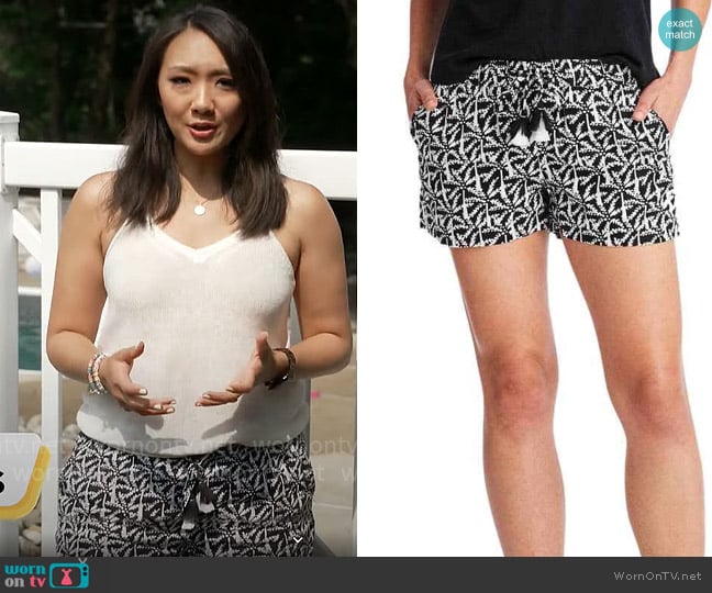 Vineyard Vines Allover Palm Linen Pull-On Shorts worn by Nancy Chen on CBS Mornings