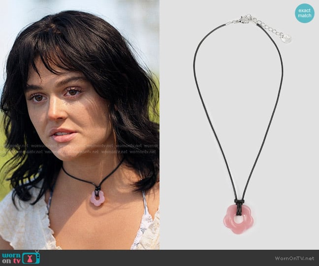 Ardene Cord Necklace with Daisy Pendant worn by Cadence Sinclair Eastman (Emily Alyn Lind) on We Were Liars